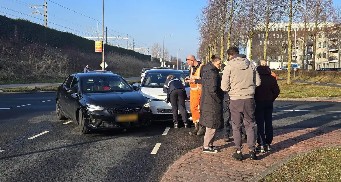 Voertuigen afgesleept na ongeluk - Foto 3