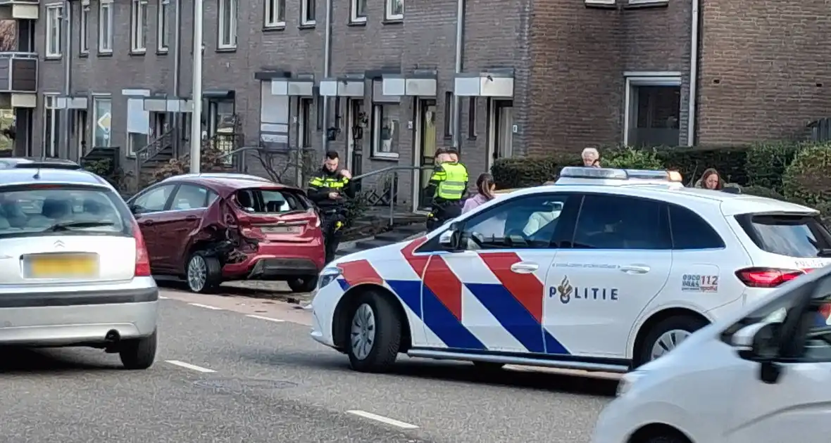 Ongeval zorgt voor schade aan voertuigen - Foto 3