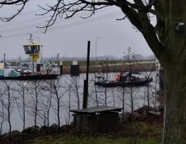 Auto te water bij veerpont