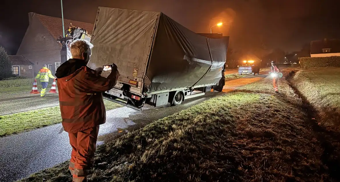 Lading omver in bakwagen - Foto 1