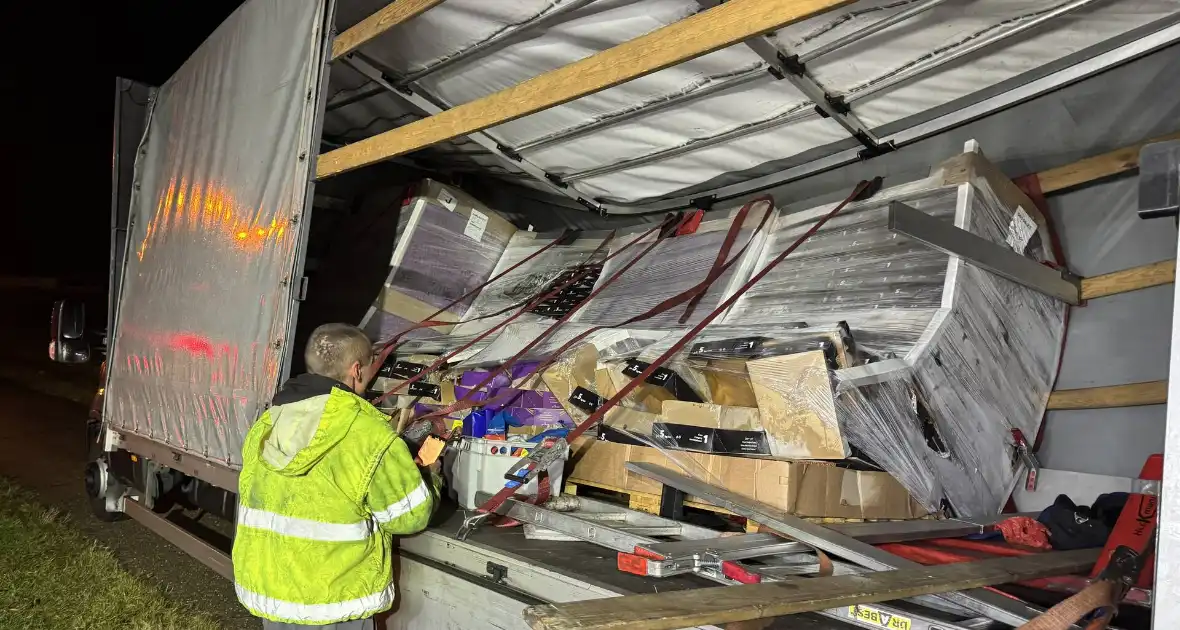 Lading omver in bakwagen - Foto 5