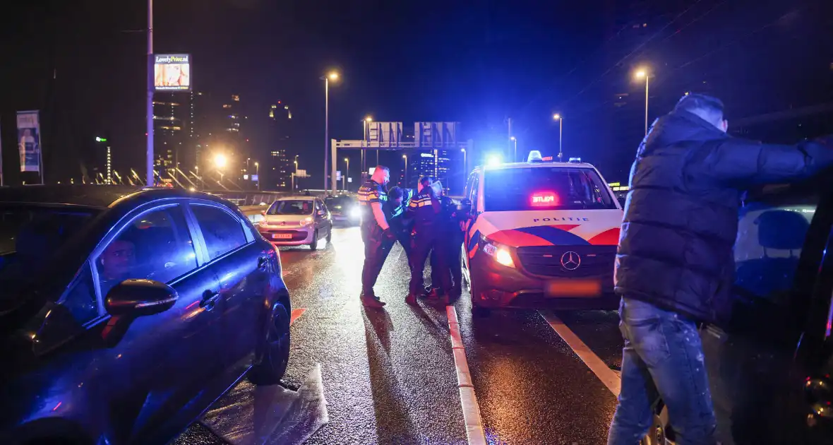 Politieachtervolging eindigt op Erasmusbrug - Foto 3