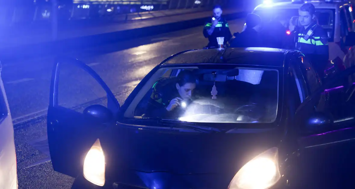 Politieachtervolging eindigt op Erasmusbrug - Foto 4