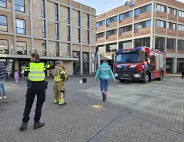 Verward persoon spuit met verf in bibliotheek
