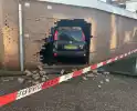 Vrouw rijdt dwars door muur van schuur