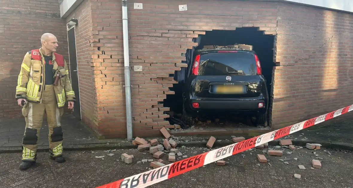 Vrouw rijdt dwars door muur van schuur - Foto 1
