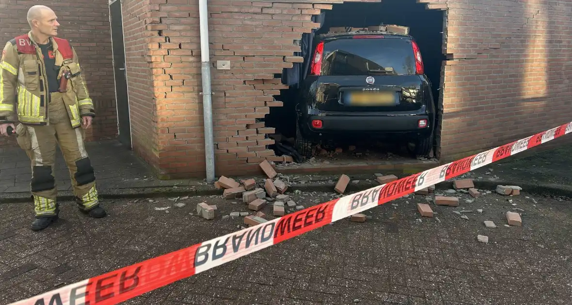 Vrouw rijdt dwars door muur van schuur - Foto 2