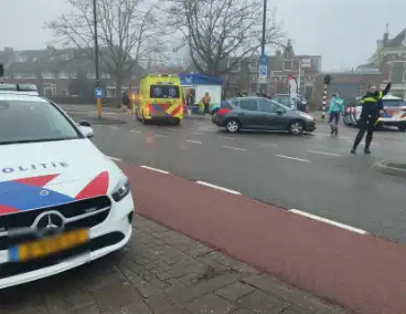 Oudere man op fiets geraakt door auto