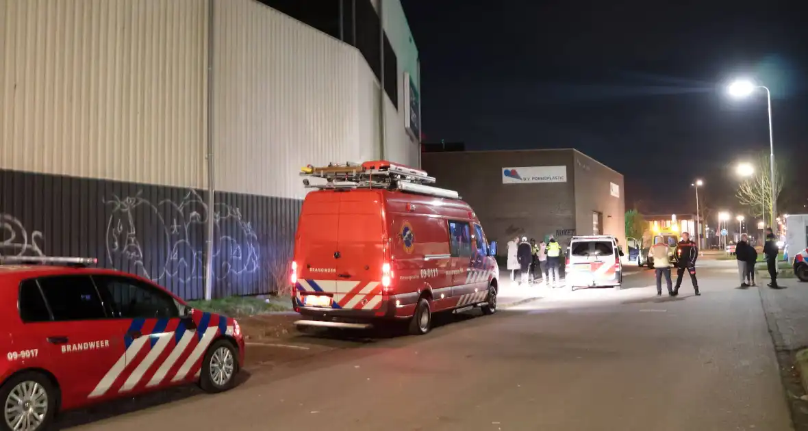 Persoon komt veilig uit water na incident