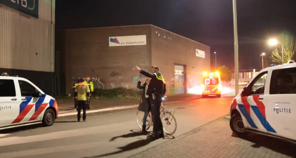 Persoon komt veilig uit water na incident - Foto 1