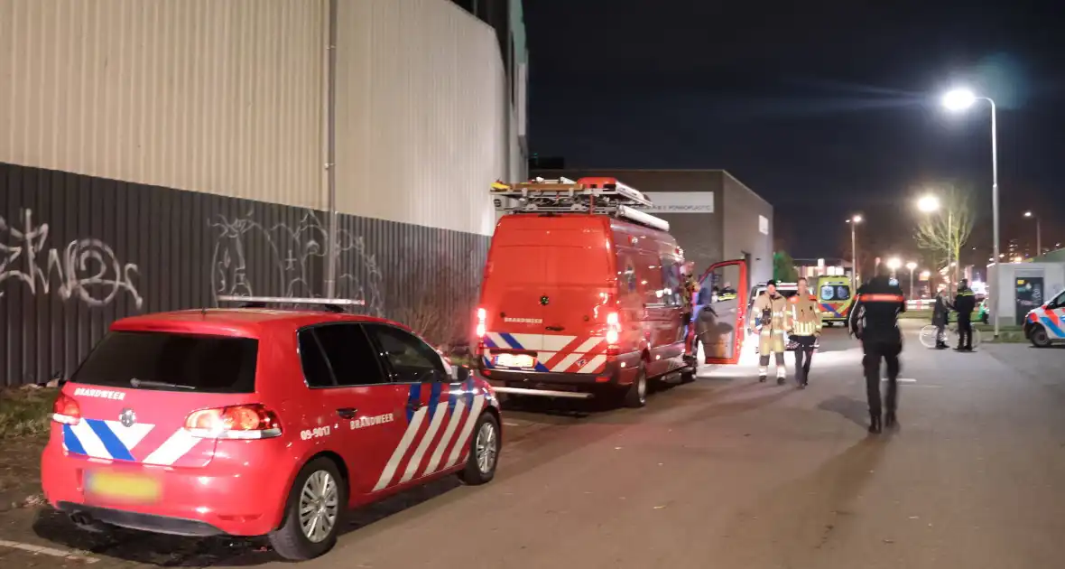 Persoon komt veilig uit water na incident - Foto 3