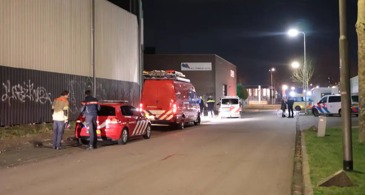 Persoon komt veilig uit water na incident - Foto 4