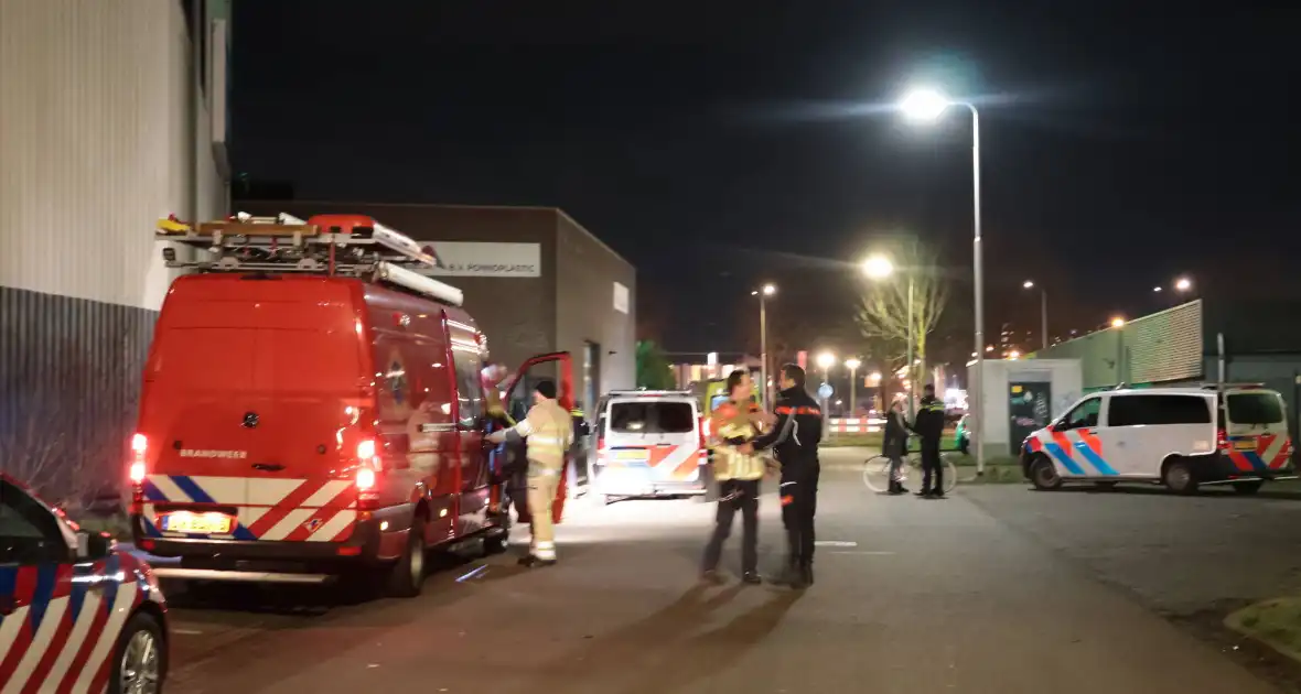 Persoon komt veilig uit water na incident - Foto 5