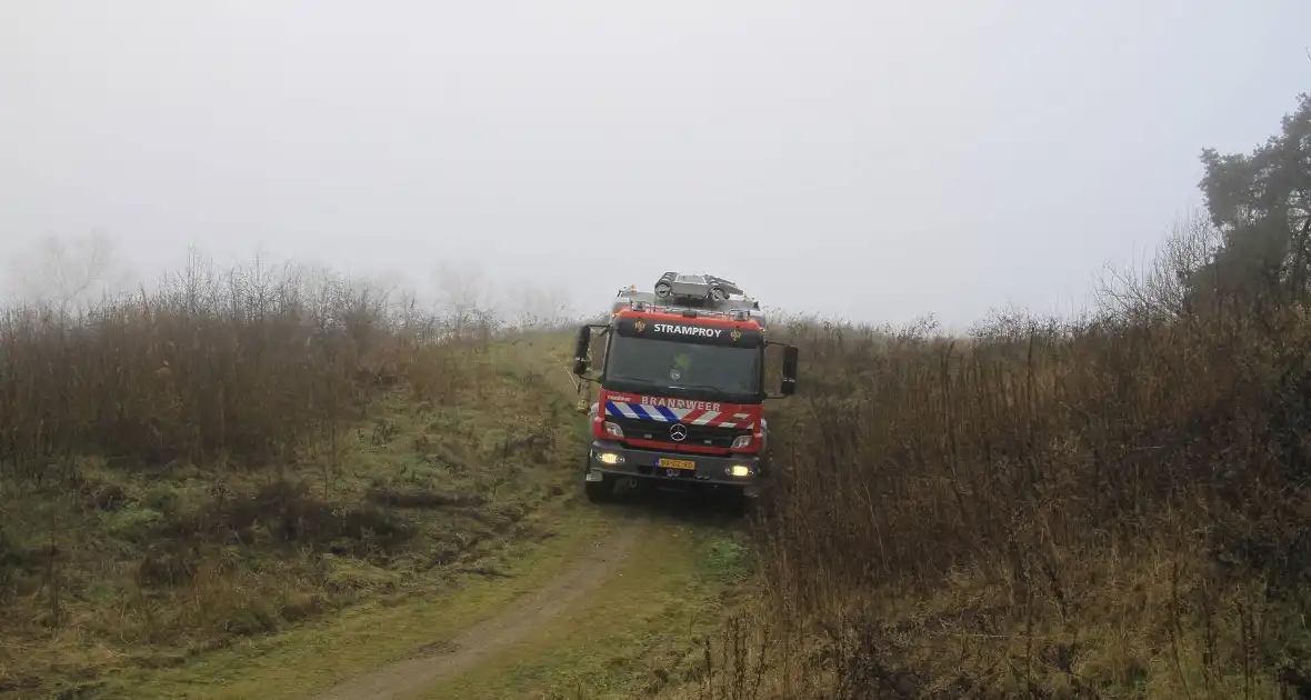 Buitenbrand onder monumentale bank na barbecue