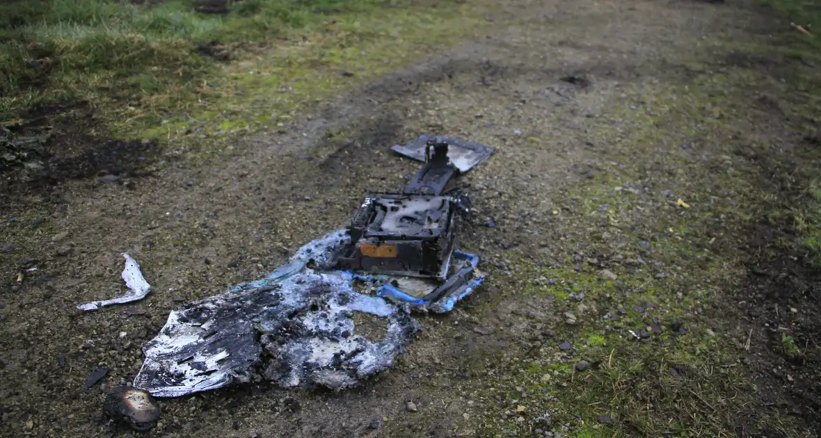 Buitenbrand onder monumentale bank na barbecue - Foto 1