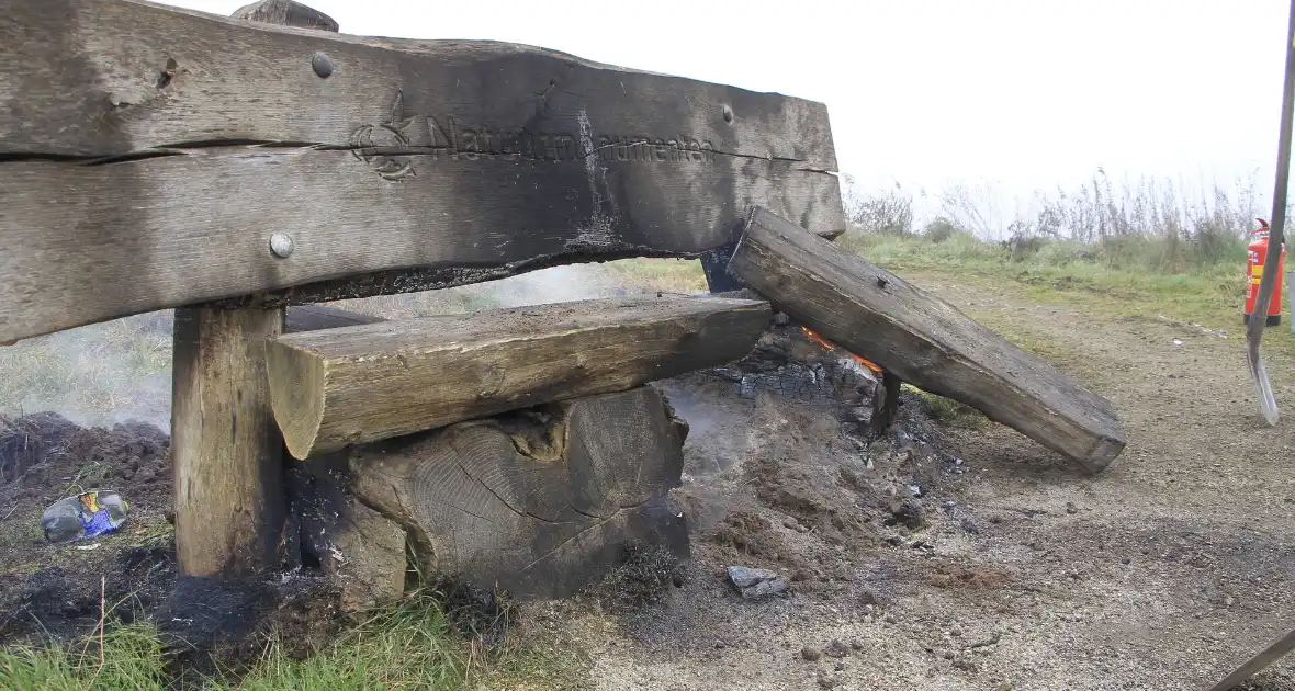 Buitenbrand onder monumentale bank na barbecue - Foto 10