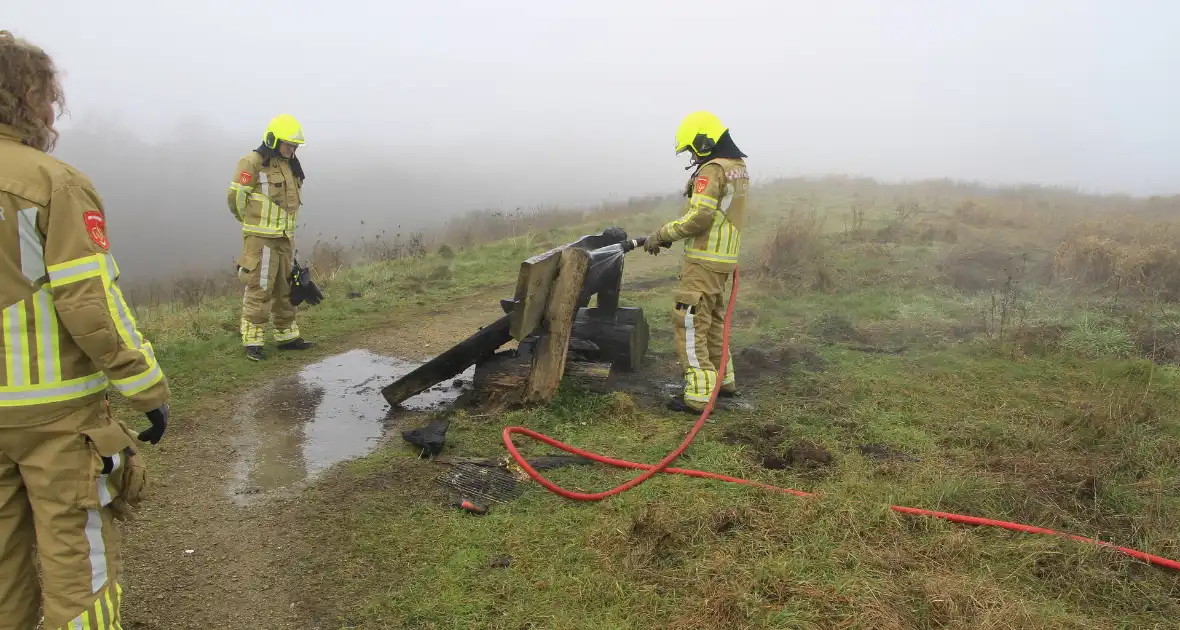Buitenbrand onder monumentale bank na barbecue - Foto 11