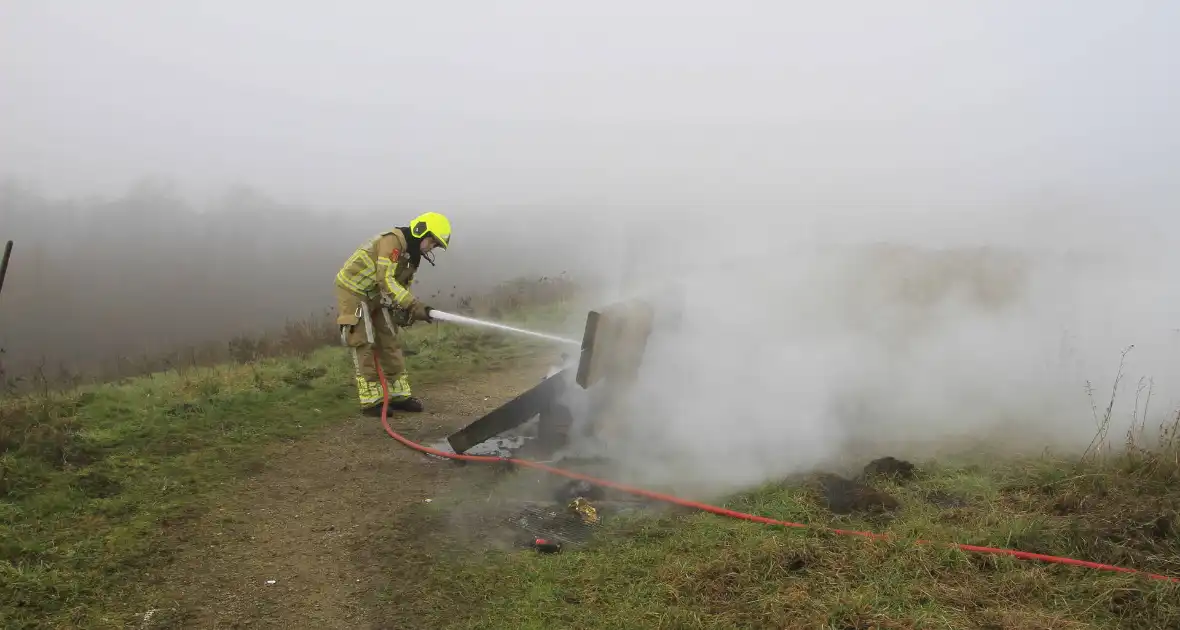 Buitenbrand onder monumentale bank na barbecue - Foto 12
