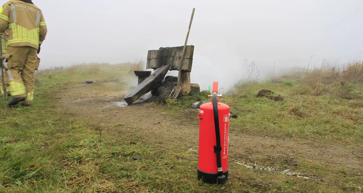 Buitenbrand onder monumentale bank na barbecue - Foto 13