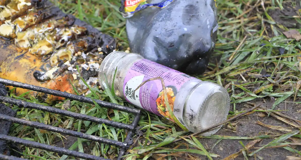 Buitenbrand onder monumentale bank na barbecue - Foto 14