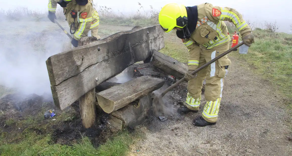 Buitenbrand onder monumentale bank na barbecue - Foto 16