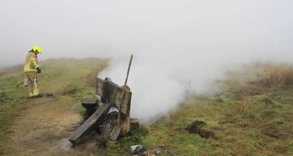 Buitenbrand onder monumentale bank na barbecue - Foto 17