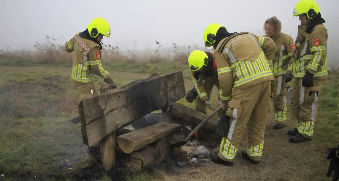 Buitenbrand onder monumentale bank na barbecue - Foto 18