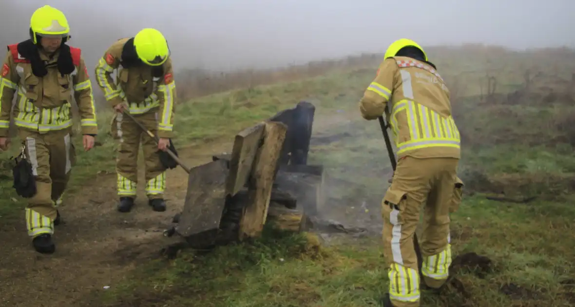 Buitenbrand onder monumentale bank na barbecue - Foto 2