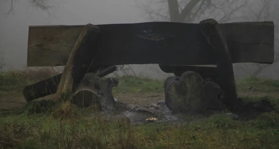 Buitenbrand onder monumentale bank na barbecue - Foto 3