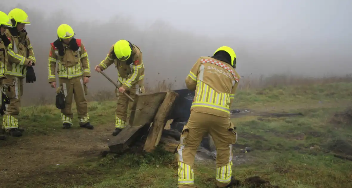 Buitenbrand onder monumentale bank na barbecue - Foto 5