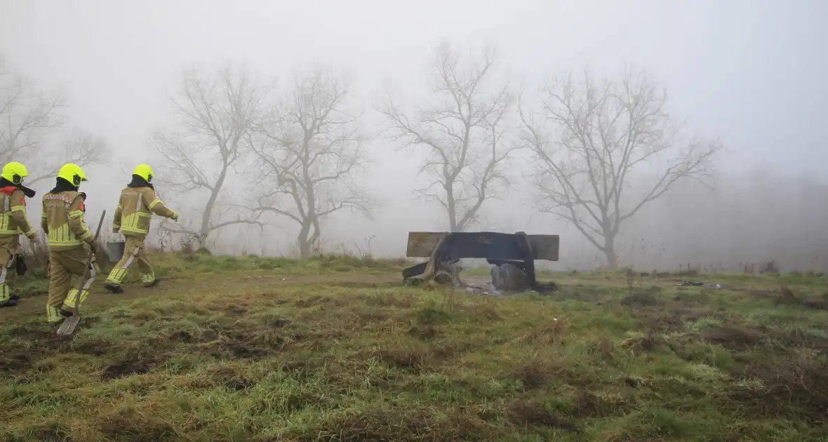 Buitenbrand onder monumentale bank na barbecue - Foto 6