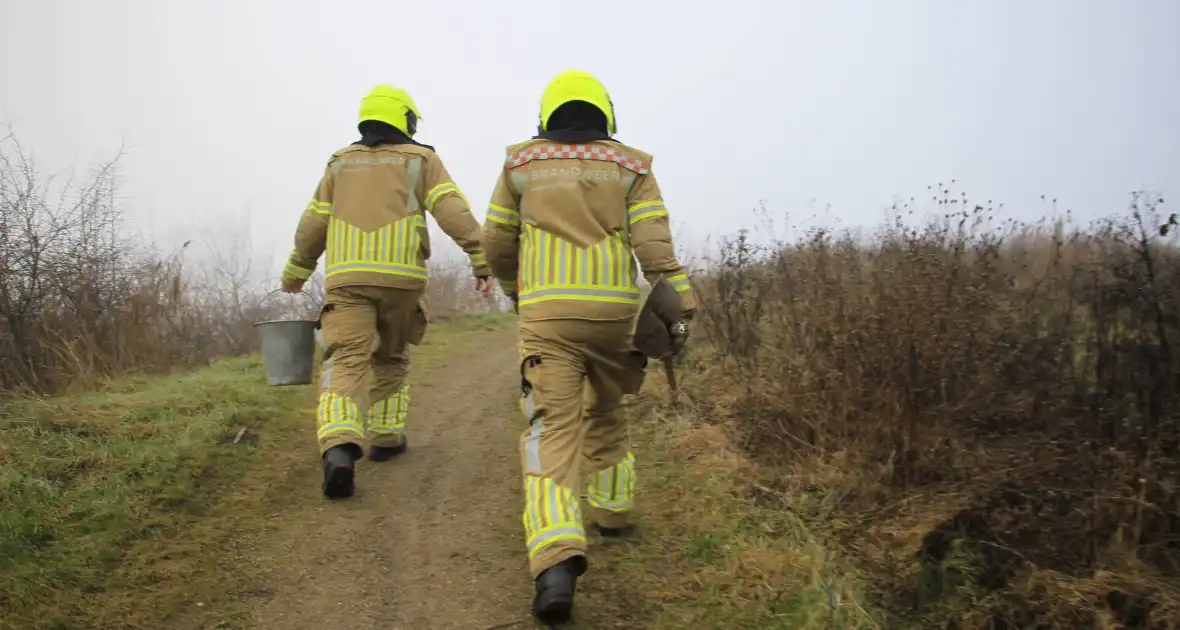 Buitenbrand onder monumentale bank na barbecue - Foto 8