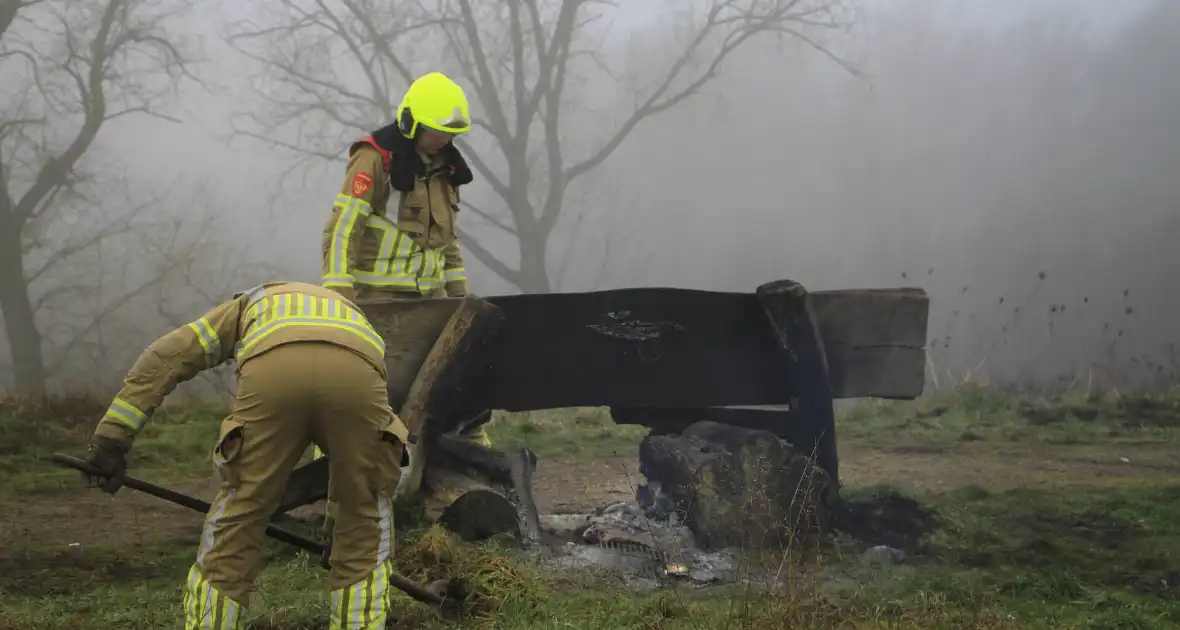 Buitenbrand onder monumentale bank na barbecue - Foto 9