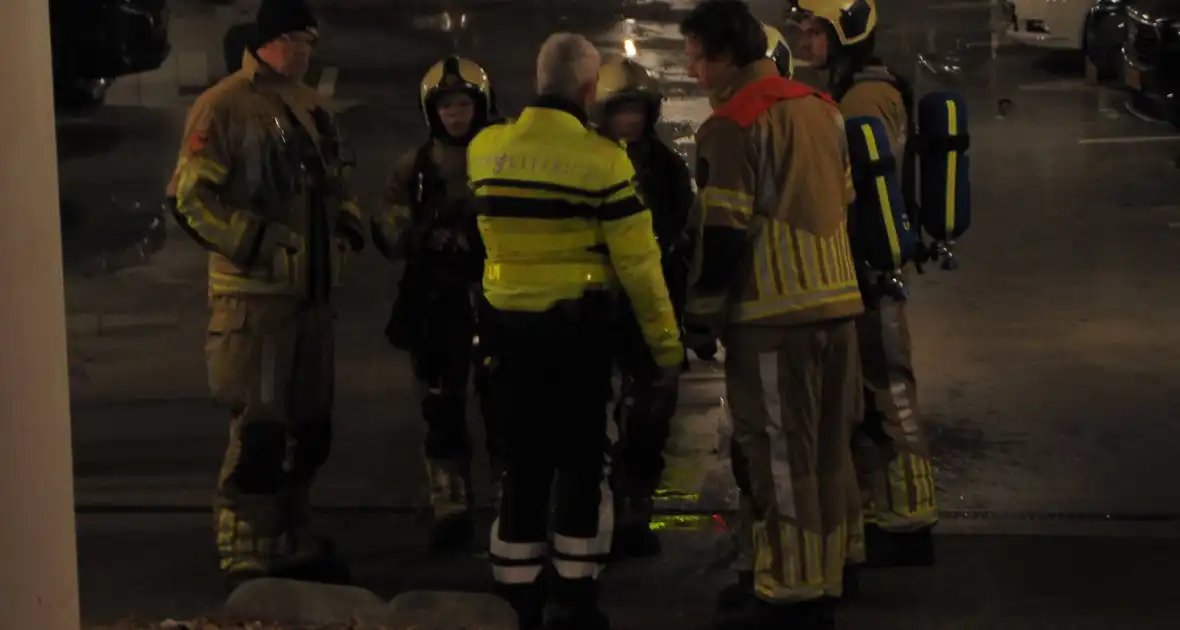 Autobrand in garage snel onder controle