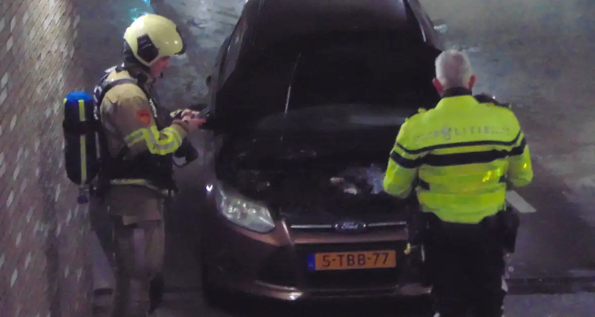 Autobrand in garage snel onder controle - Foto 1