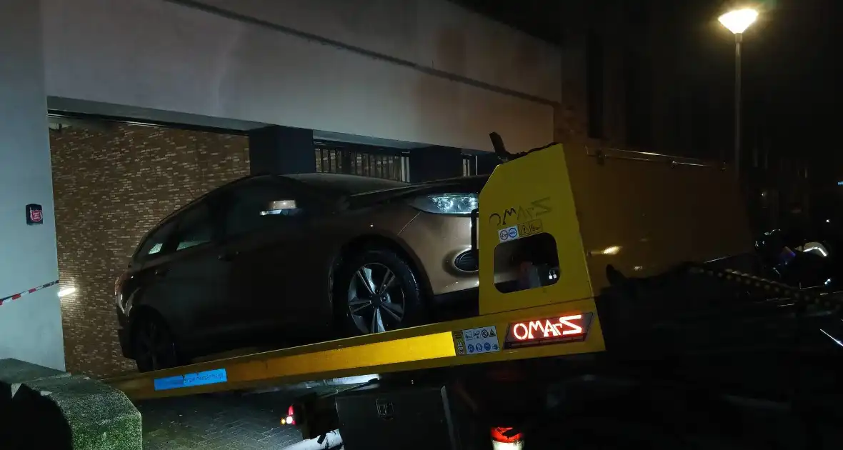 Autobrand in garage snel onder controle - Foto 3