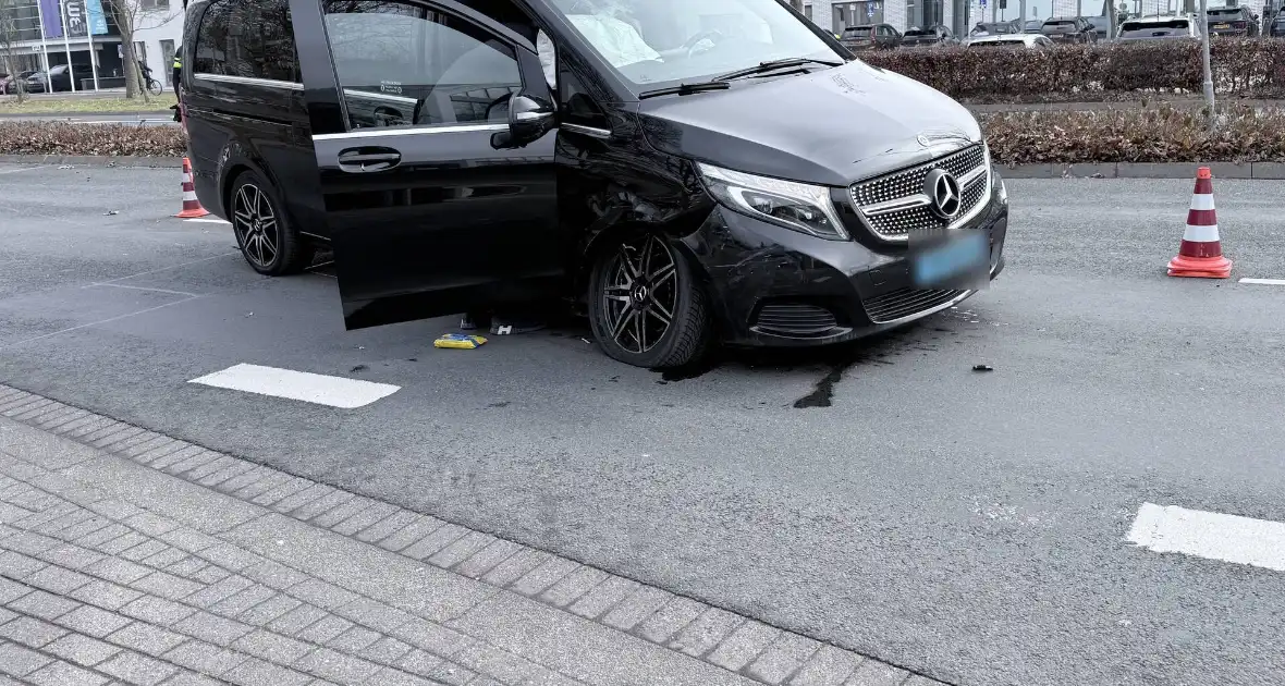 Taxi total-loss na botsing met auto - Foto 4