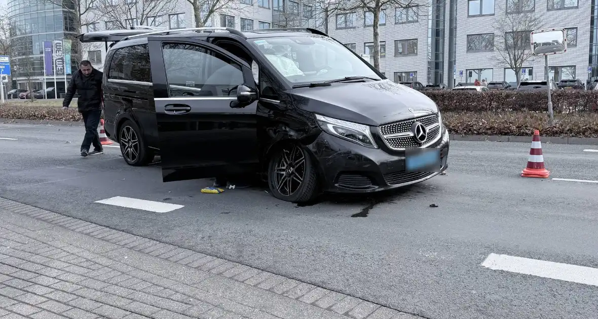 Taxi total-loss na botsing met auto - Foto 5