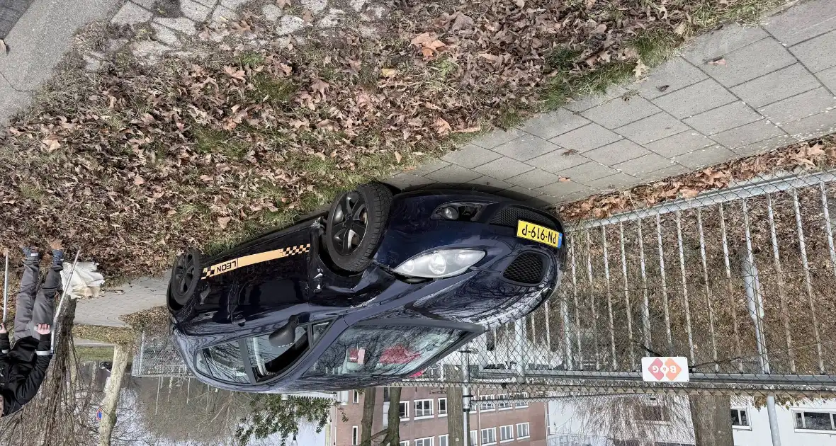 Taxi total-loss na botsing met auto - Foto 7