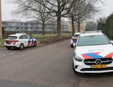 Steekincident in flatwoning leidt tot gewonde