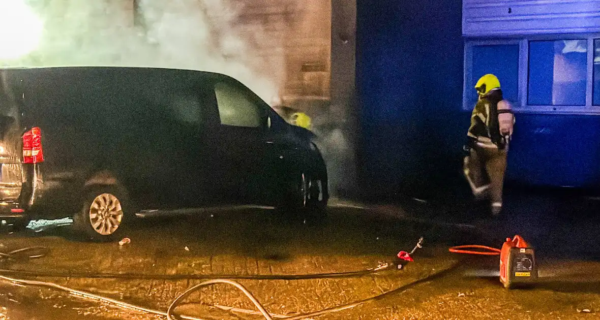 Bestelbusje in brand bij autobedrijf
