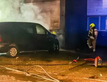Bestelbusje in brand bij autobedrijf