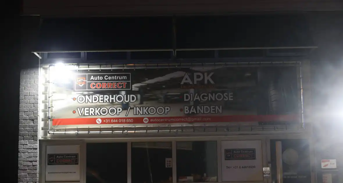 Bestelbusje in brand bij autobedrijf - Foto 1