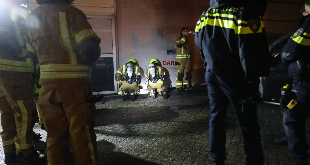 Bestelbusje in brand bij autobedrijf - Foto 10