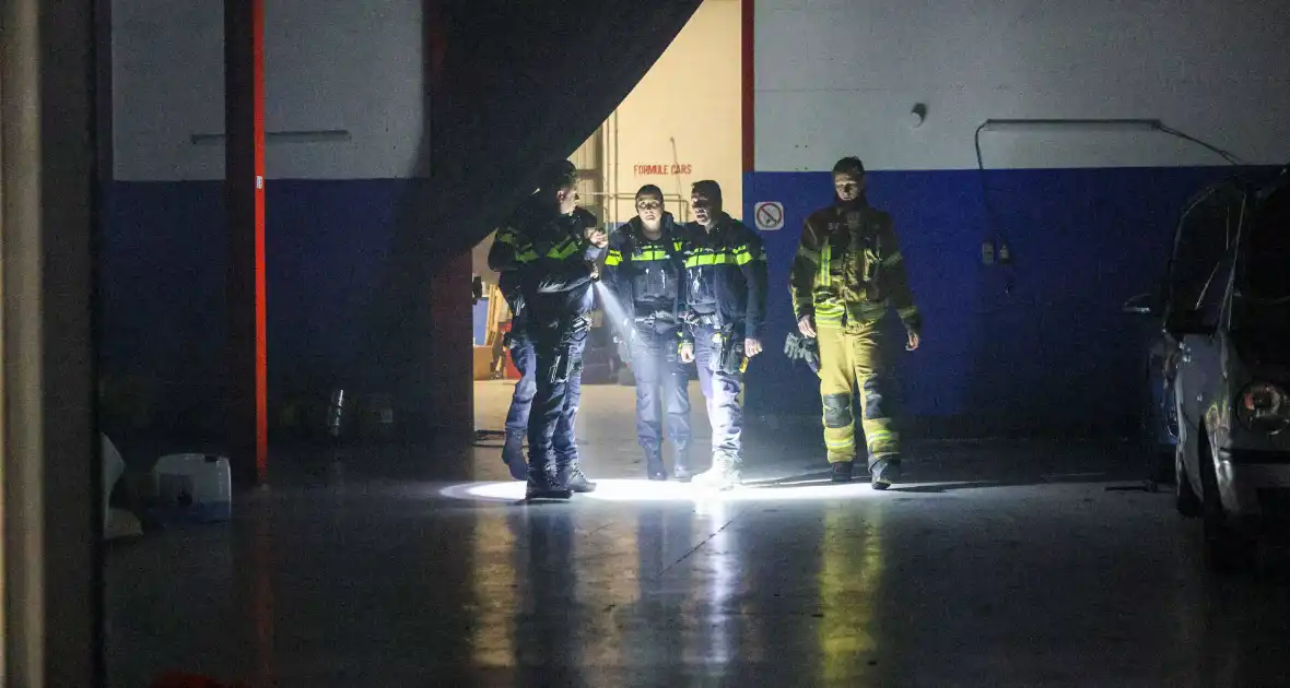 Bestelbusje in brand bij autobedrijf - Foto 11