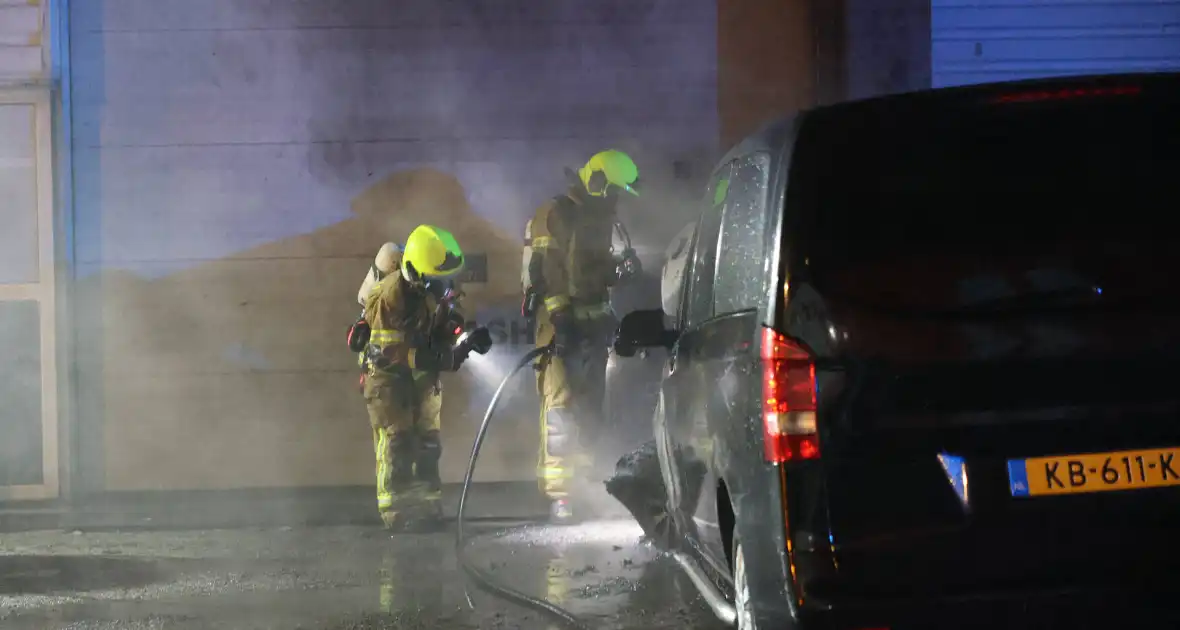 Bestelbusje in brand bij autobedrijf - Foto 13
