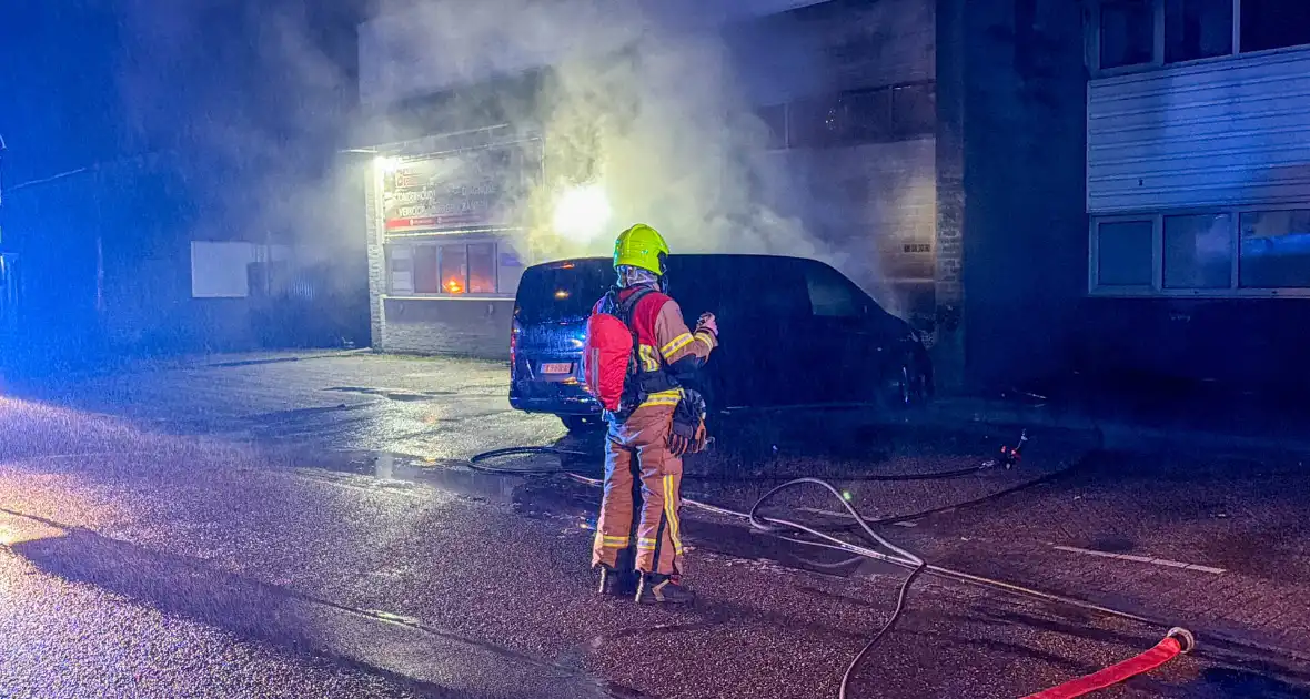 Bestelbusje in brand bij autobedrijf - Foto 2
