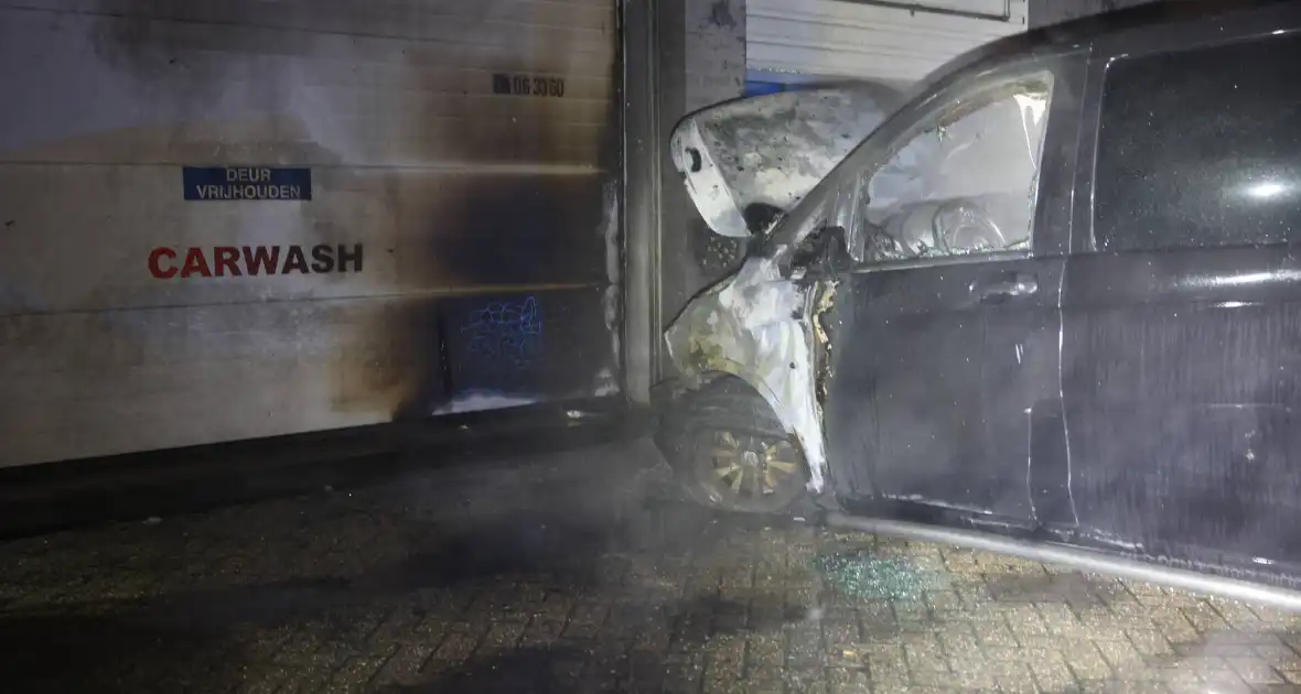 Bestelbusje in brand bij autobedrijf - Foto 3