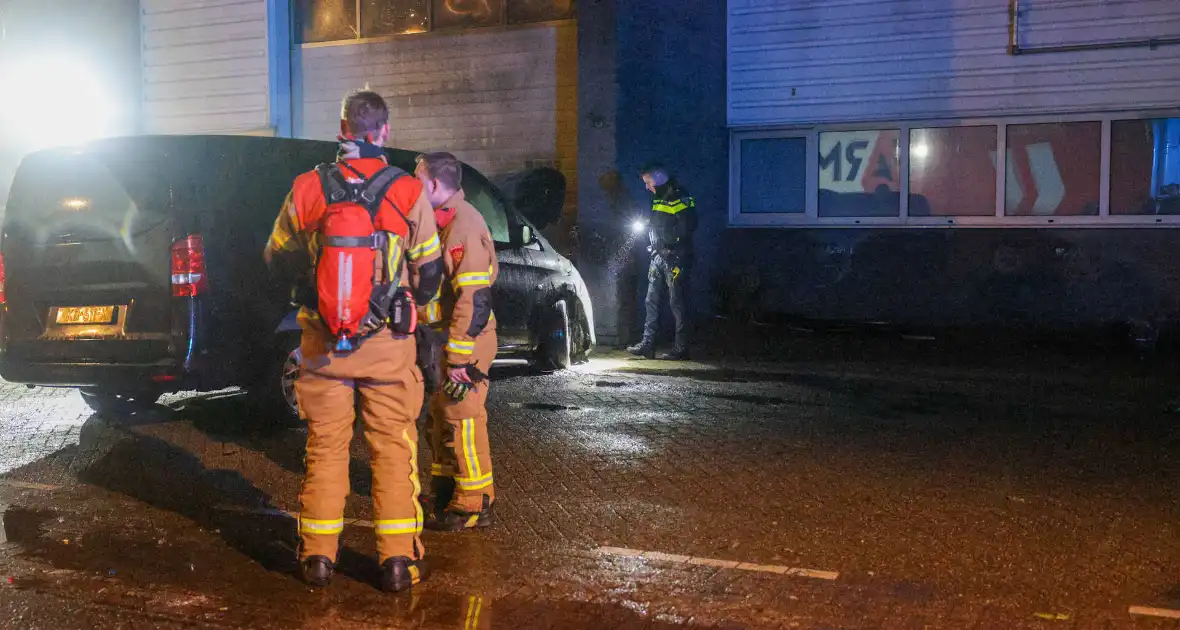 Bestelbusje in brand bij autobedrijf - Foto 4