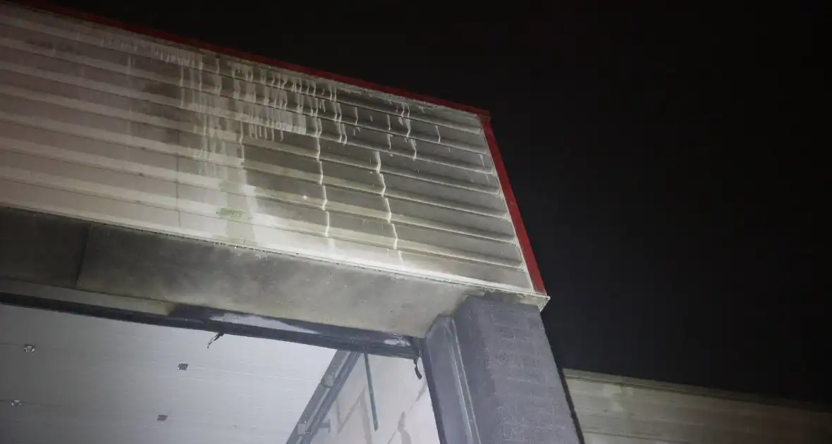 Bestelbusje in brand bij autobedrijf - Foto 5